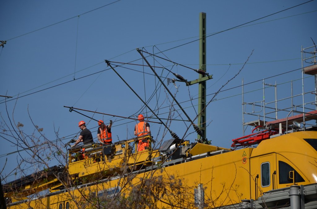 Einsatz BF Koeln Kran beruehrt Oberleitung DB Koeln Gremberg Taunusstr P122.JPG